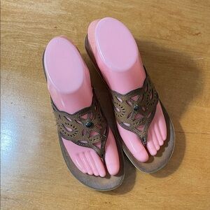 Clarks Brown Laser-Cut Thong Sandals with Stud Accents. Size 6.5